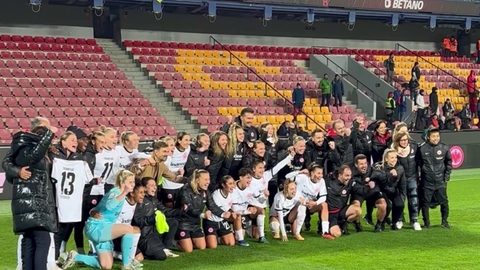 Spielerinnen jubeln im Stadion