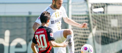 Lange umkämpft: Eintrachts Paxton Aaronson (li.) gegen Wiebadens Alexsandar Vukotic