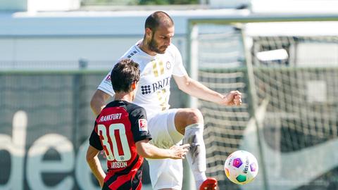 Lange umkämpft: Eintrachts Paxton Aaronson (li.) gegen Wiebadens Alexsandar Vukotic