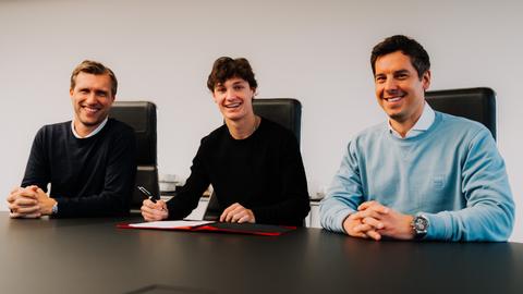 Paxten Aaronson, Markus Krösche und Timmo Hardung - sitzend am Tisch.