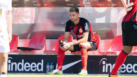 Lucas Alario sitzt bei einem Testspiel auf der Auswechselbank.