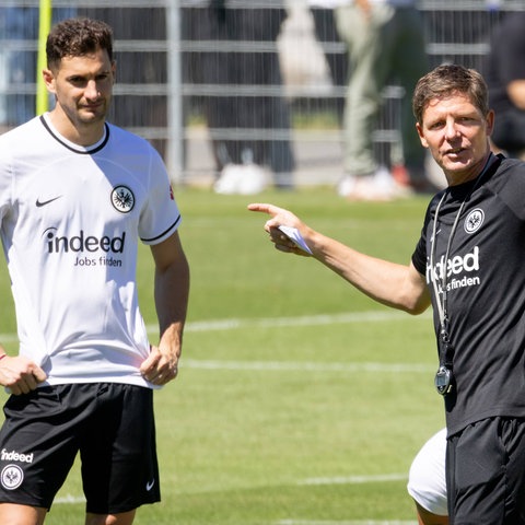 Lucas Alario hört genau hin, wenn Trainer Oliver Glasner Anweisungen gibt.