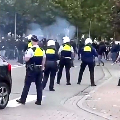 Fotokombination: links Polizisten in schwerer Ausrüstung und rechts Hooligans, die auf der Straße eine Bar in Antwerpen angreifen