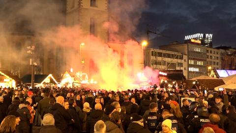 Antwerpener Anhänger haben auf dem Weihnachtsmarkt Pyro abgebrannt.