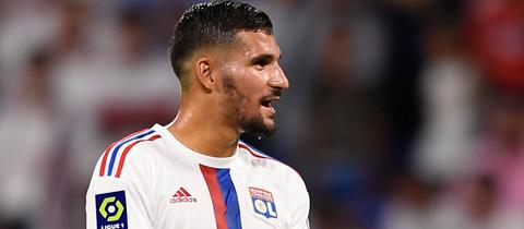 Aouar trägt aktuell das Trikot von Lyon.