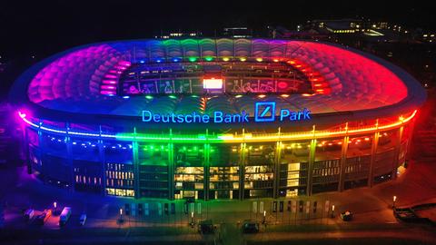 Die Frankfurter Arena in Regenbogenfarben