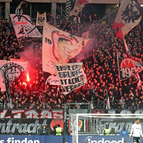 Eintracht-Fans entzünden bengalische Feuer im Spiel gegen Bremen