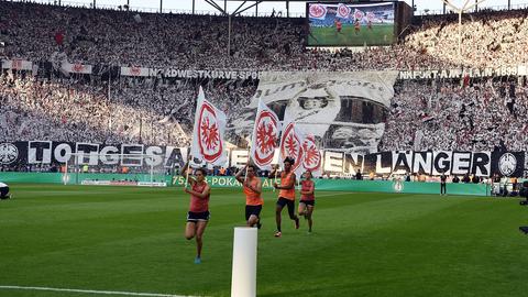 Die tausenden Eintracht-Fans auf der Ostkurve im Berliner Olympiastadion.