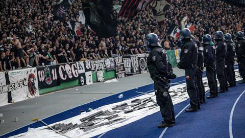 Polizei vor der Frankfurter Kurve im Berliner Olympiastadion