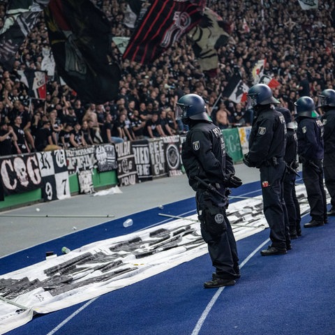 Polizei vor der Frankfurter Kurve im Berliner Olympiastadion