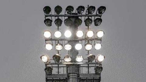 Das Stadion am Brentanobad im Regen. 
