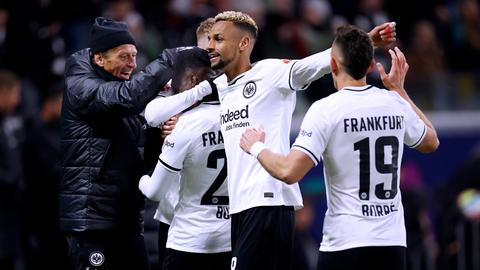Eintracht-Potenzial-Trainer Martin Daxl jubelt mit Aurélio Buta