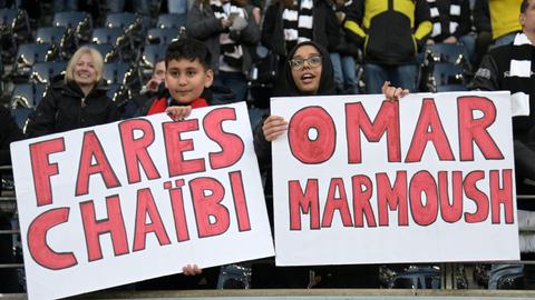 Offesichtlich beliebt bei jungen Fans: Fares Chaibi und Omar Marmoush.