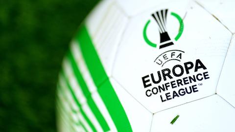 Sujetbild: Das  Logo der Europa Conference League auf einem Fußball