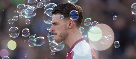 Declan Rice im Profil fotografiert - umgeben von Seifenblasen.