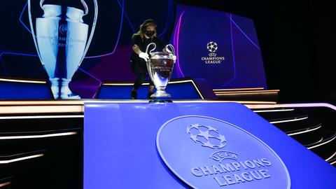 Der Champions-League-Pokal wird für die Gruppen-Auslosung in Istanbul ausgestellt.