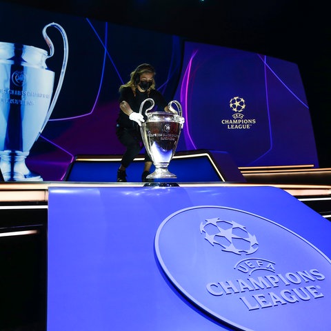 Der Champions-League-Pokal wird für die Gruppen-Auslosung in Istanbul ausgestellt.