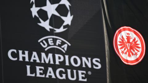 Das Wappen der Eintracht neben dem Champions-League-Logo