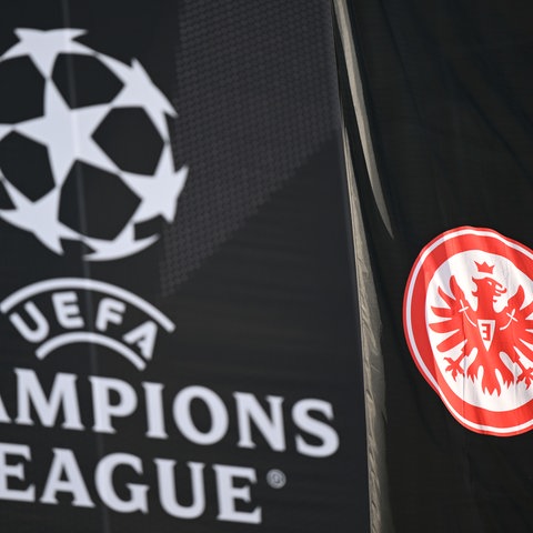 Das Wappen der Eintracht neben dem Champions-League-Logo