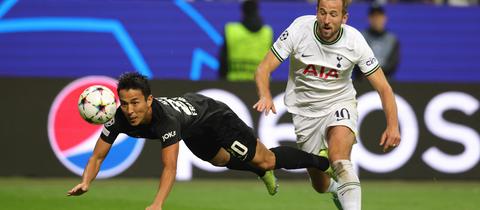 Hasebe von Eintracht Frankfurt im Duell mit Kane