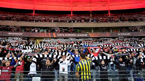Mit Fans voll besetzte Stadionränge.