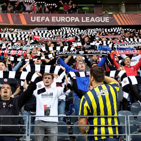 Mit Fans voll besetzte Stadionränge.