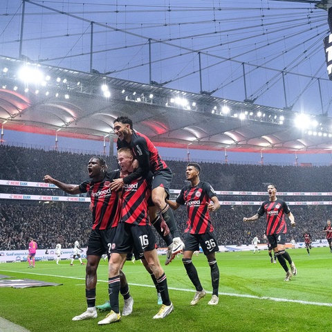 Die Eintracht-Spieler bejubeln ein Tor gegen die Bayern