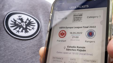 Ein Fan zeigt sein Ticket fürs Europa-League-Finale auf dem Handy
