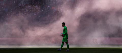 Kevin Trapp im Pyro-Nebel von Leipzig
