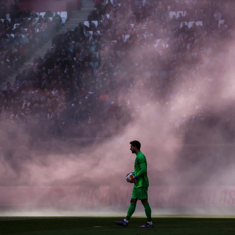 Kevin Trapp im Pyro-Nebel von Leipzig