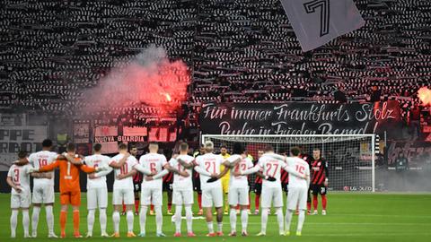 Szenen von der Schweigeminute für Bernd Hölzenbein beim Spiel Eintracht - Augsburg 