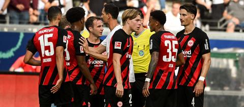 Eintracht-Trainer Dino Toppmöller inmitten seiner Mannschaft.