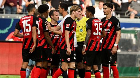 Eintracht-Trainer Dino Toppmöller inmitten seiner Mannschaft.