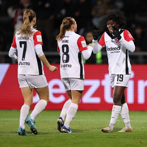 Torjubel nach dem frühen 1:0 von Nicole Anyomi (rechts).