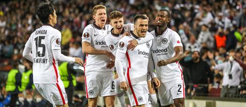 Die Eintracht jubelt im Camp Nou.