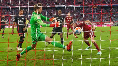 Eine der besten Paraden in der Karriere von Kevin Trapp: Der SGE-Keeper klärt 2021 gegen Robert Lewandowski.