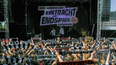 Die Eintracht-Fans feiern auf dem Breitscheidplatz.