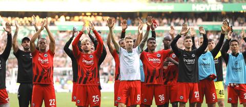 Die Eintracht-Spieler jubeln über den Sieg in Bremen.