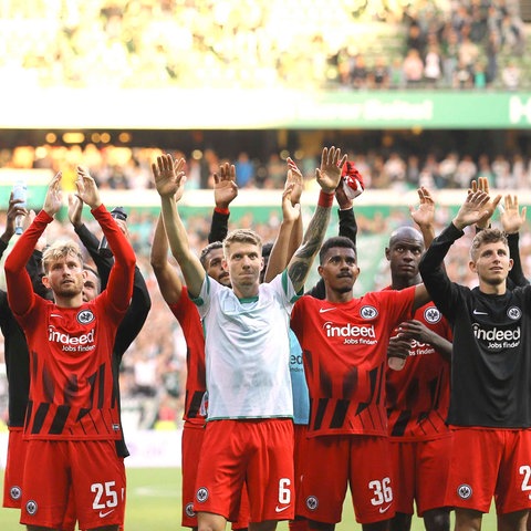 Die Eintracht-Spieler jubeln über den Sieg in Bremen.