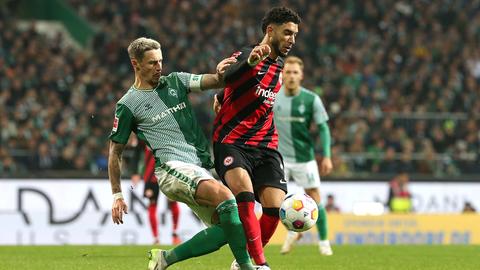 Marco Friedl (Werder Bremen) und Omar Marmoush (Eintracht Frankfurt) im Zweikampf