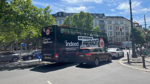 Ein Sightseeing-Bus mit Eintracht-Aufschrift in Berlin