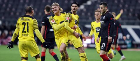 Die Spieler von Borussia Dortmund bejubeln den Siegtreffer, Filip Kostic schaut machtlos zu.