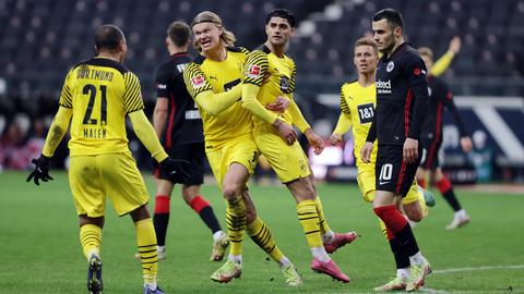 Die Spieler von Borussia Dortmund bejubeln den Siegtreffer, Filip Kostic schaut machtlos zu.