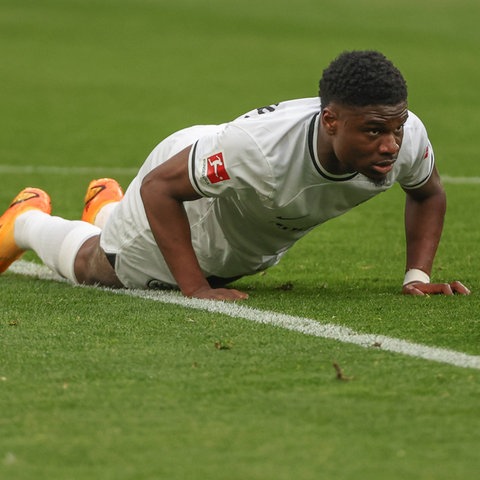 Junior Dina Ebimbe am Boden beim Spiel in Dortmund