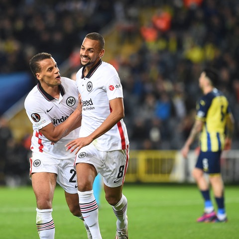 Timothy Chandler bejubelt den Treffer mit Torschütze Djibril Sow.