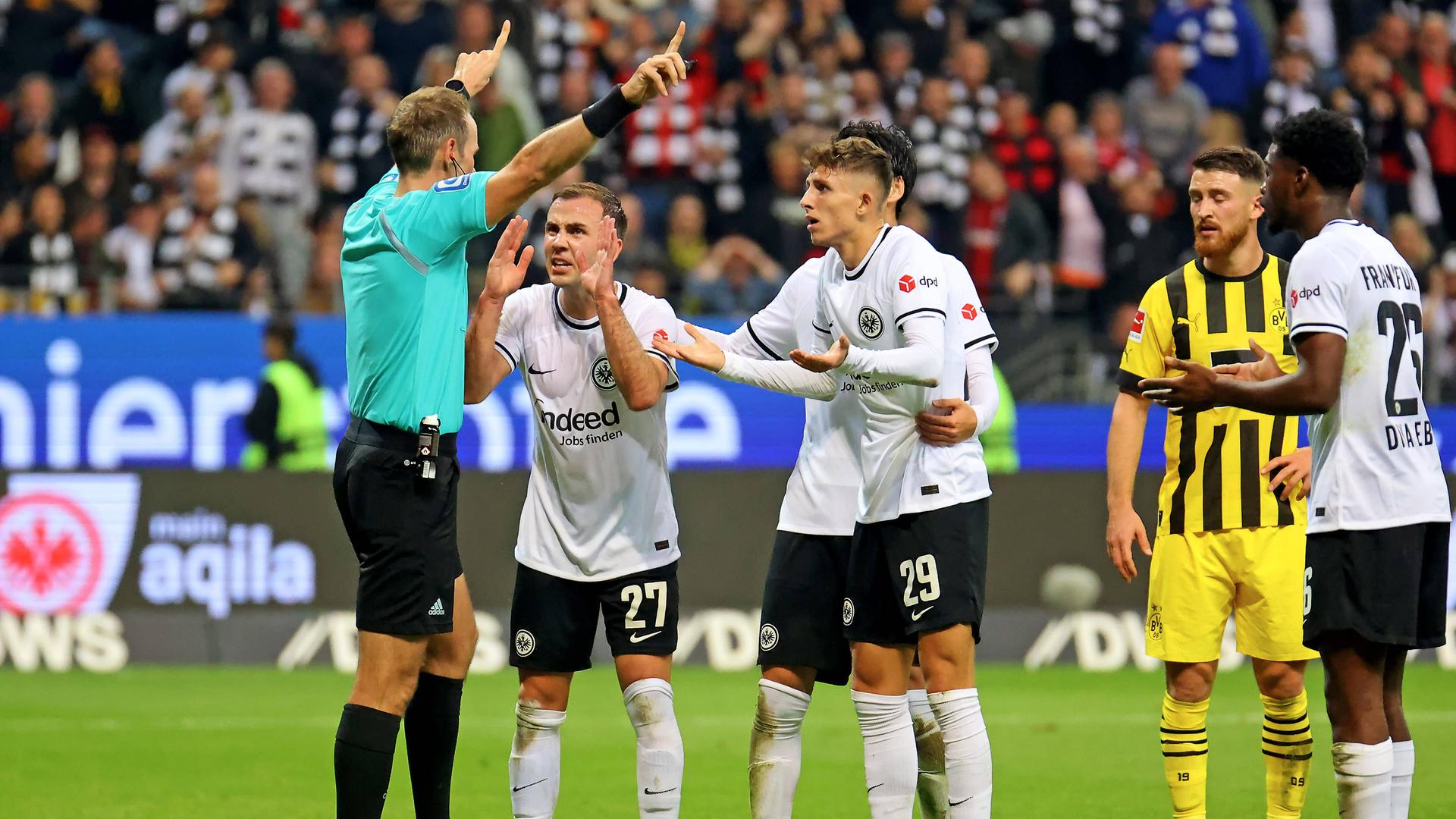 El Eintracht Frankfurt pierde ante el Dortmund y frustra al VAR |  hessenschau.de