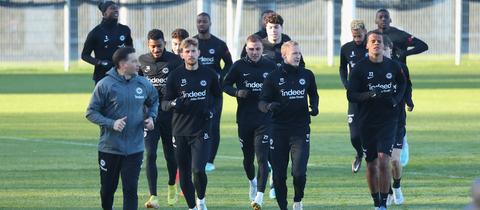 Die Eintracht-Spieler schwitzen zum Trainingsauftakt. Jetzt geht es in Dubai weiter.