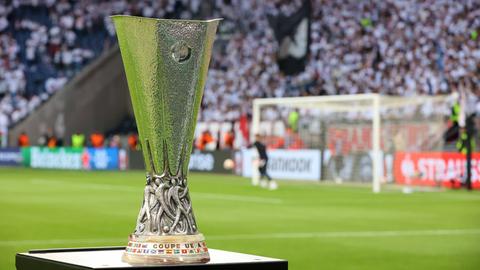 Der Europa-League-Pokal im Frankfurter Stadion