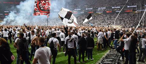 Fans von Eintracht Frankfurt stürmen den Platz