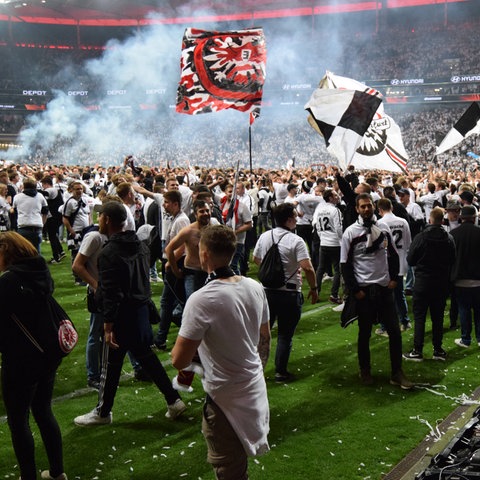 Fans von Eintracht Frankfurt stürmen den Platz